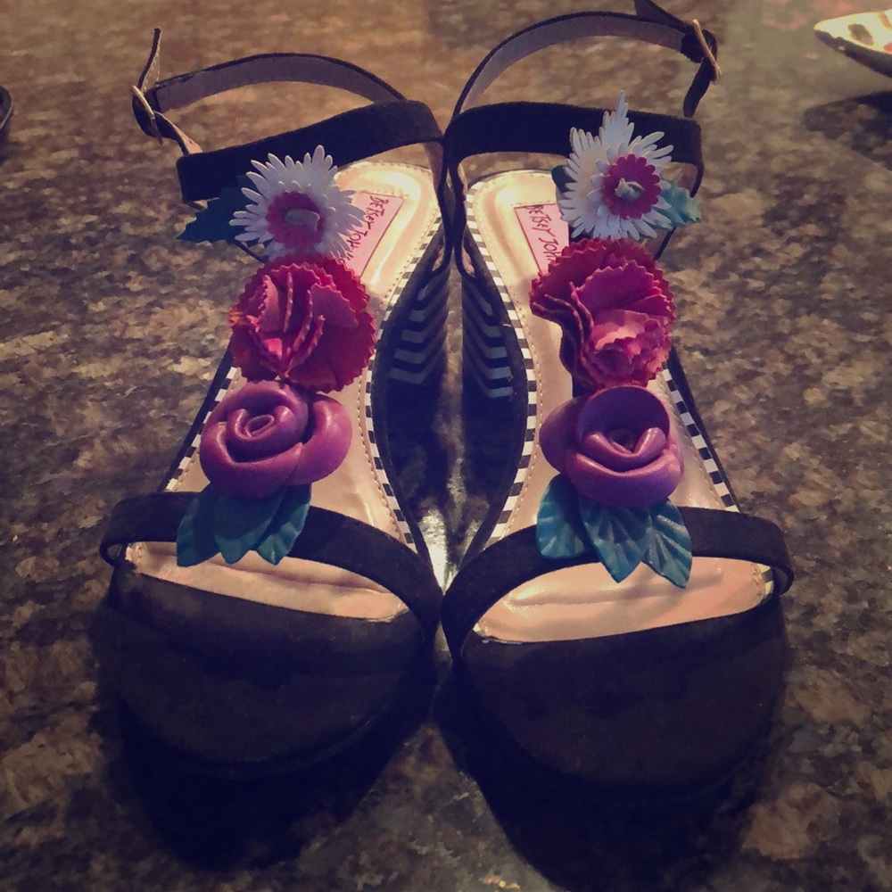 Betsey Johnson chunky heel sandals - never worn!